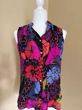 Alice & Trixie Sleeveless Floral Button-Front Top in Multicolor